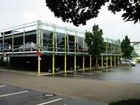 Parkhaus mit Glasfassade 